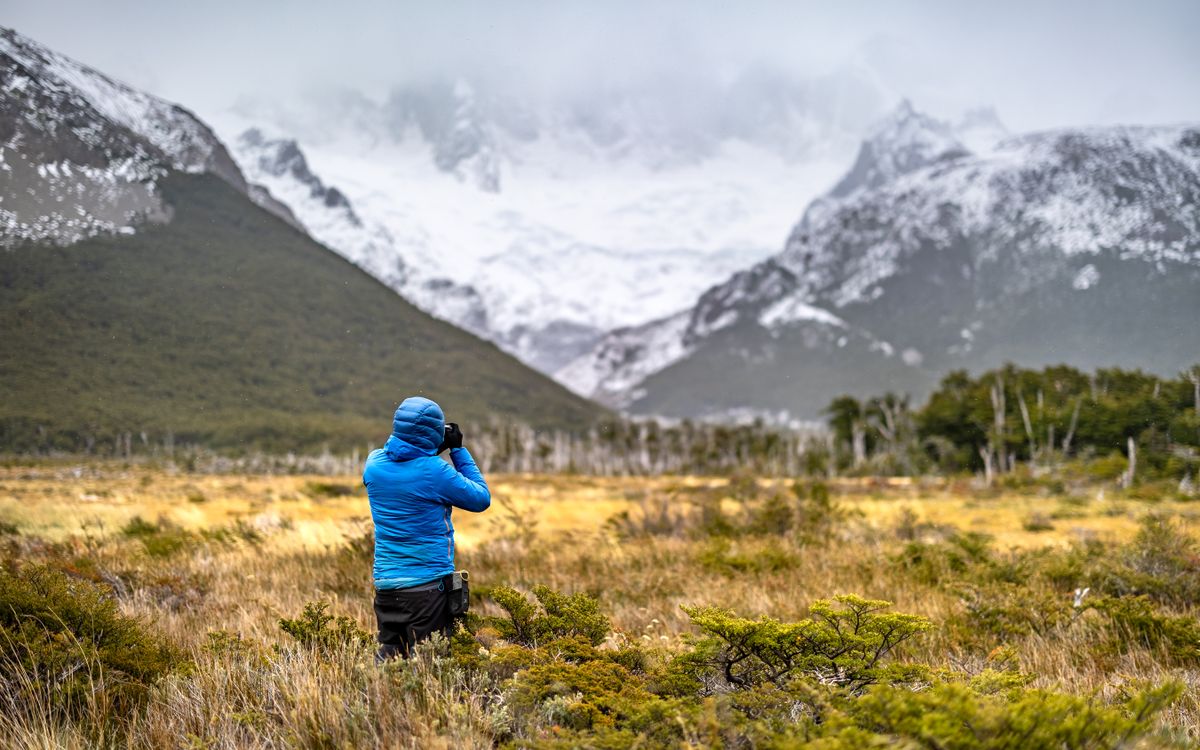 Fotógrafo capturando montañas nevadas