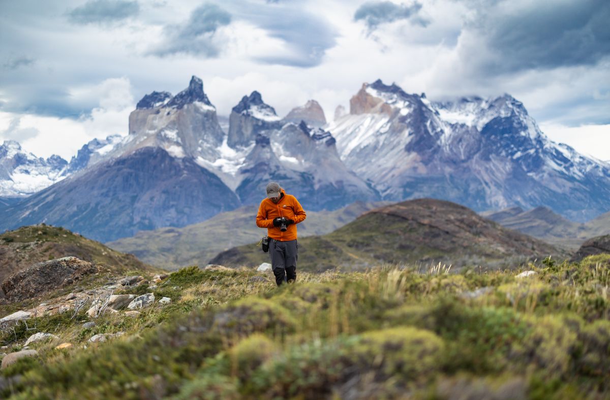 Fotógrafo frente a las Torres del Paine